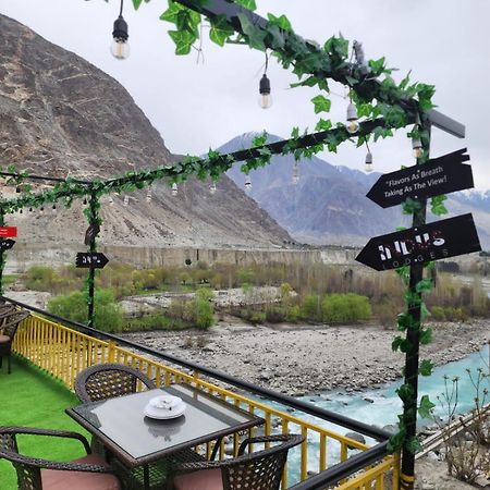 Indus Lodges Gilgit Exterior photo