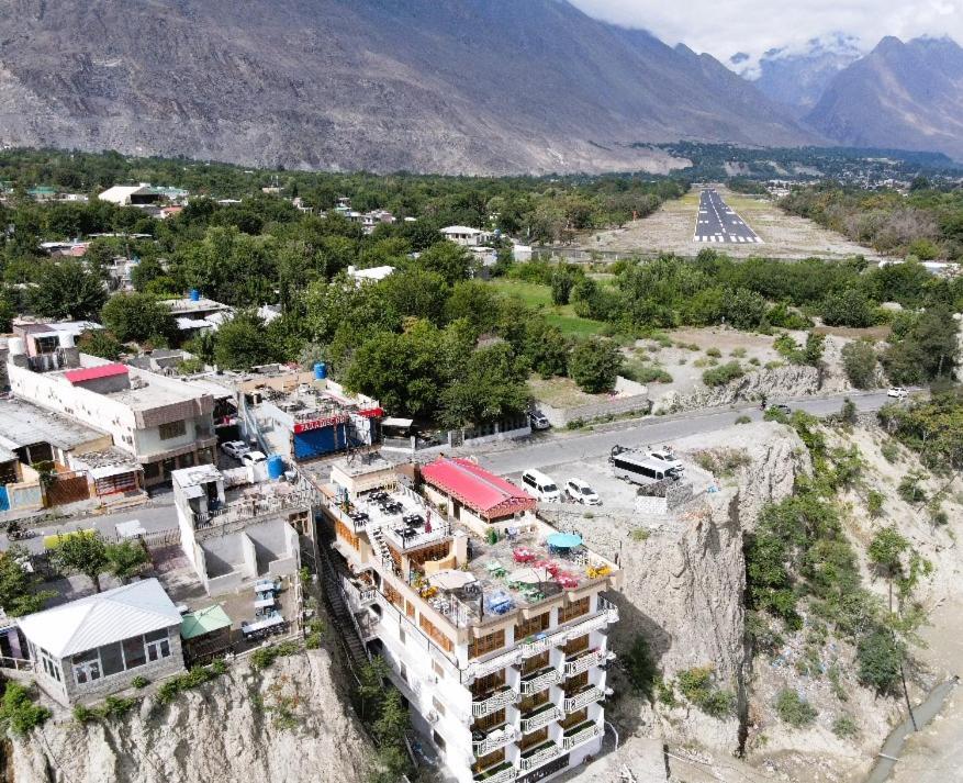 Indus Lodges Gilgit Exterior photo