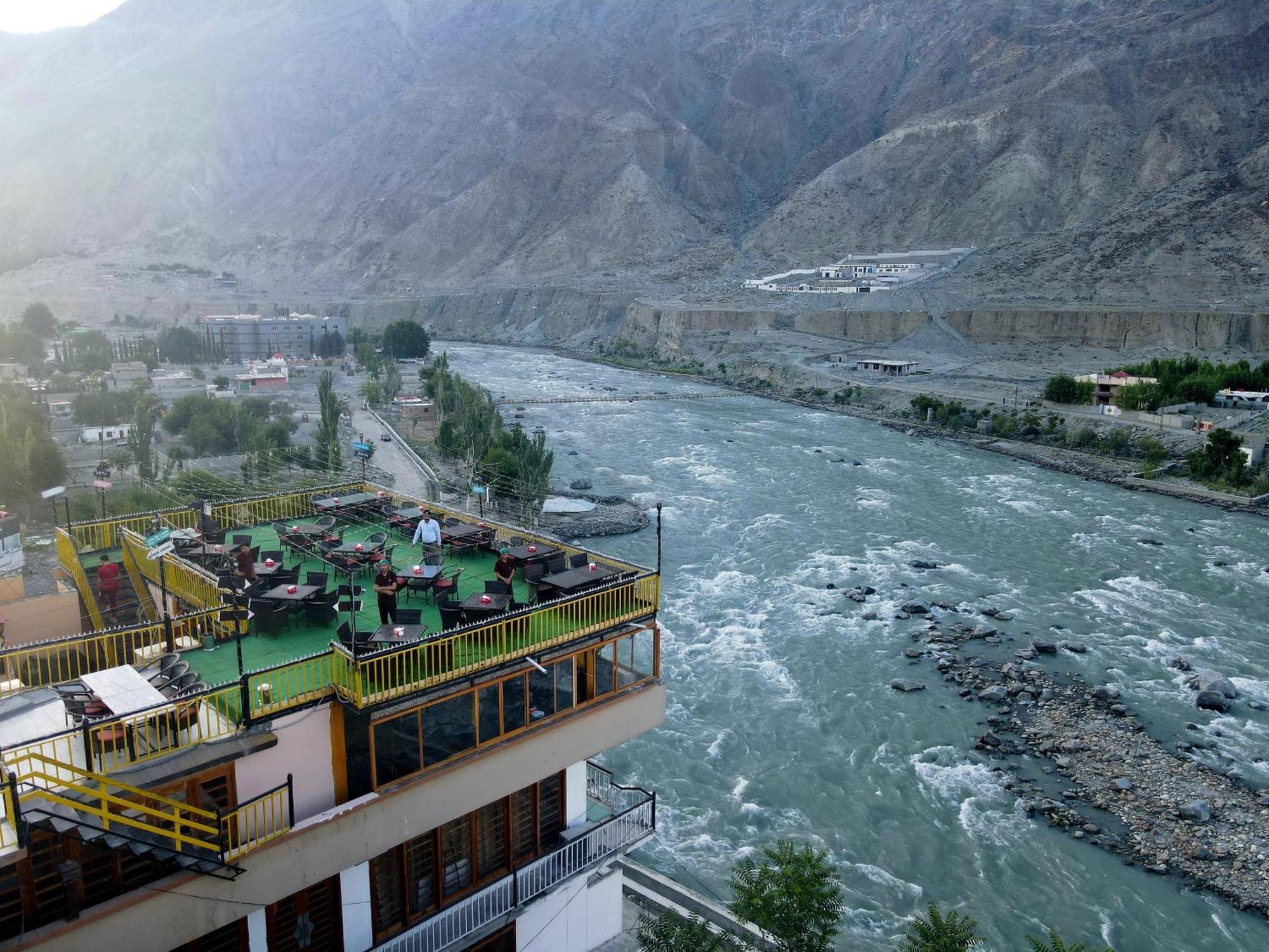 Indus Lodges Gilgit Exterior photo